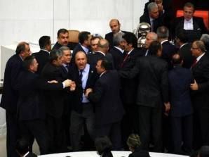 Накануне в парламенте Турции завязалась потасовка