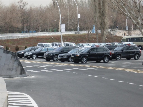 Выставка шикарных авто у СКК  Или политические лидеры пешком ходить не любят