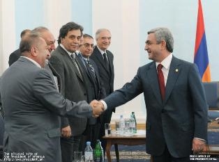 Президент Серж Саргсян принял группу армянских и азербайджанских депутатов и интеллигентов