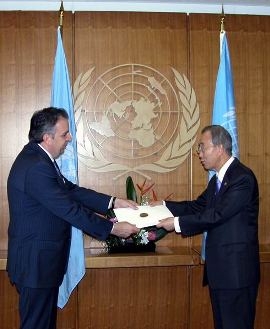 Постоянный представитель  Армении в ООН, посол Карен Назарян передал свои верительные грамоты Генеральному секретарю ООН Пан Ги Муну