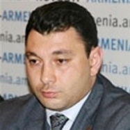Эдуард Шармазанов: «В 1994 году перемирия у арцахцев просил отец Алиева»