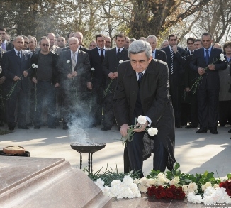 Серж Саргсян возложил цветы на могилу Андраника Маркаряна