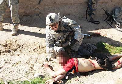 Пентагон извинился за фотографии американских солдат рядом с телами убитых афганцев  