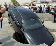 Թուրքիայի վարչապետի մեքենաներն ընկել են փոսը