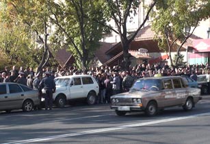 Сотрудники «Наирита» проводят акцию протеста у президентского дворца