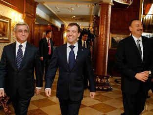 В преддверии встречи президентов Азербайджан вновь говорит на языке шантажа