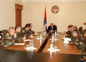 Бако Саакяна обсудил с высшим командным составом АО ситуацию на линии соприкосновения