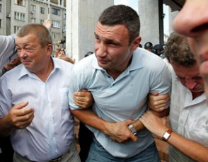 В стычках украинской оппозиции со спецназом пострадал Виталий Кличко (видео)