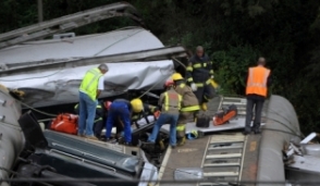 В ЮАР в результате столкновения поезда с грузовиком погибли не менее 30 чел
