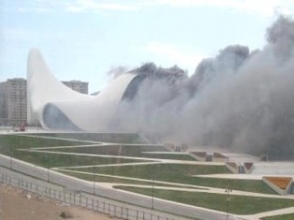 Բաքվում այրվում է Հեյդար Ալիևի կենտրոնը (ֆոտո)