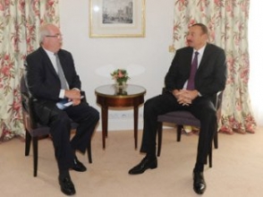 Ильхам Алиев встретился в Париже с представителями деловых кругов Франции