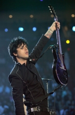 Вокалист «Green Day» закатил скандал на музыкальном фестивале «iHeartRadio» (видео)