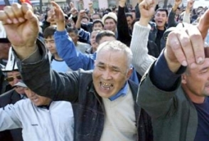 Участники митинга в Бишкеке пытались прорваться в здание правительства