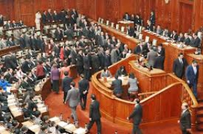 Японский премьер под давлением оппозиции распустил парламент