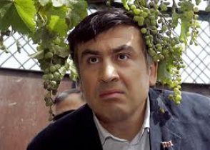 Кортеж Михаила Саакашвили забросали камнями