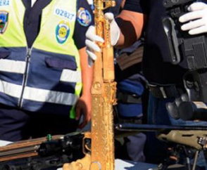 Полиция Гондураса конфисковала позолоченный автомат