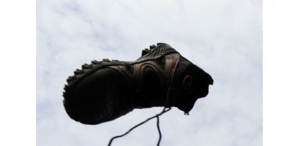 В Каире в Ахмадинежада бросили ботинок