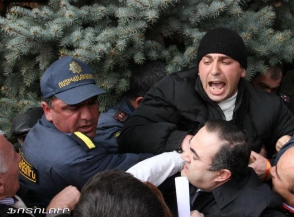 Раффи Ованнисян «закрыл рты» кричавшим «Сержевские псы!» гражданам