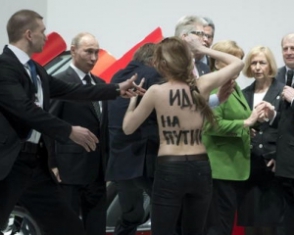 Активистки «Femen» разделись перед Путиным и Меркель