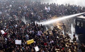 Отравление детей в Индии вызвало массовые беспорядки