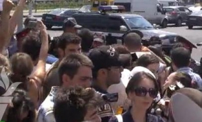 Акция протеста перед мэрией Еревана (прямое включение)