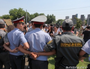 Демонстранты устроили около здания полиции сидячую забастовку.