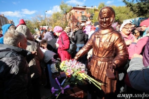 В России открыли памятник продавщице мороженого