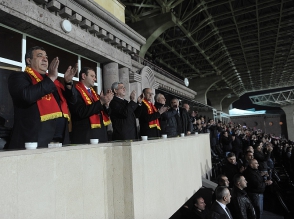 «Подальше от сглаза и кликунов…»