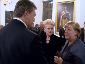 Янукович  Ангеле Меркель: «Я три с половиной года один на один с Россией»