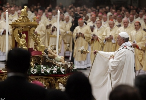 Папа римский Франциск отслужил свою первую Рождественскую мессу