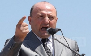 Спартак Гукасян угрожает мэру Гюмри Самвелу Баласаняну