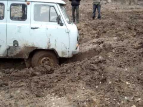 «Մարիաննա Կաթ»-ի «ՈՒԱԶ»–ն արգելակվել է ցեխի մեջ