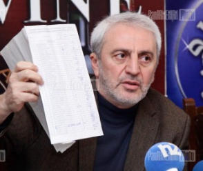 Депутат от АНК Арам Манукян расклеивает листовки