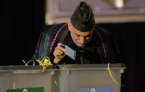 Хамид Карзай одним из первых проголосовал на выборах президента Афганистана