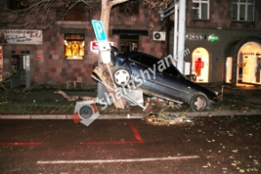 «Mercedes»-ը, կոտրելով լուսակիրը, արմատախիլ է արել ծառն ու «մագլցել» նրա վրա