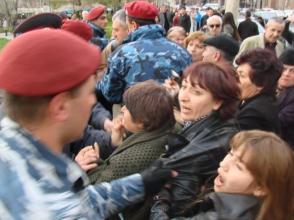 Աֆրիկյանների տան մոտից բերման են ենթարկել ՀԱԿ ակտիվիստ կնոջ (տեսանյութ)