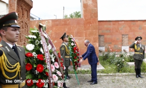 Բակո Սահակյանը ծաղկեպսակ է դրել անհայտ կորած ազատամարտիկների հուշարձանին