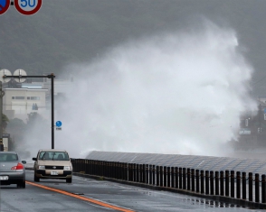 К югу Японии приближается сильнейший за десятилетия тайфун
