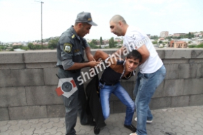 Ոստիկանները վնասազերծել են հասարակական վայրերում բացահայտ ցինիզմ դրսևորող և ձեռնաշարժությամբ զբաղվող երիտասարդին