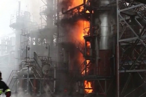 В Луганской области горит нефтеперерабатывающий завод «Роснефти»