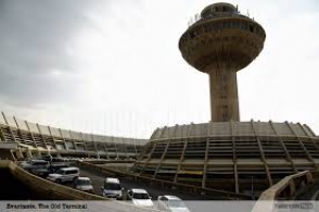 Փլուզվել են «Զվարթնոց» օդանավակայանի չգործող էստակադայի բազրիքները