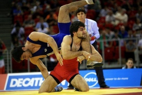 На ЧМ по борьбе Давид Сафарян стартовал с победы