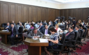 ԱԺ–ում ընթանում է ՀՀԿ–ի դռնփակ խորհրդակցությունը