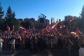 В Абовяне стартовал митинг невластной «тройки» (прямой эфир)