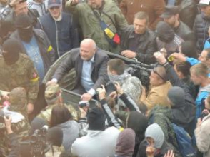 На Украине еще одного депутата засунули в мусорный бак