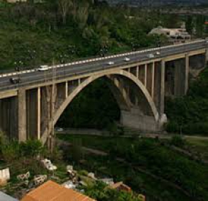 16-ամյա աղջիկը փորձում է ինքնասպան լինել՝ նետվելով Կիևյան կամրջից