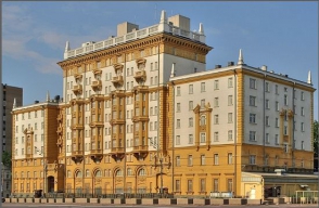 В Москве голый мужчина попытался попасть в здание посольства США