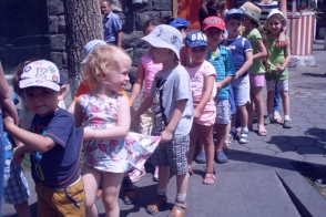 К акции протеста присоединились также воспитанники детского сада (фото, видео)