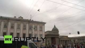 Պետերբուրգցին փորձել է հատել Նևսկի պողոտան հեռախոսալարերով (տեսանյութ)