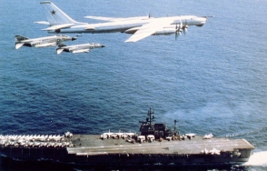 Российские боевые самолеты пролетели в миле от американского авианосца